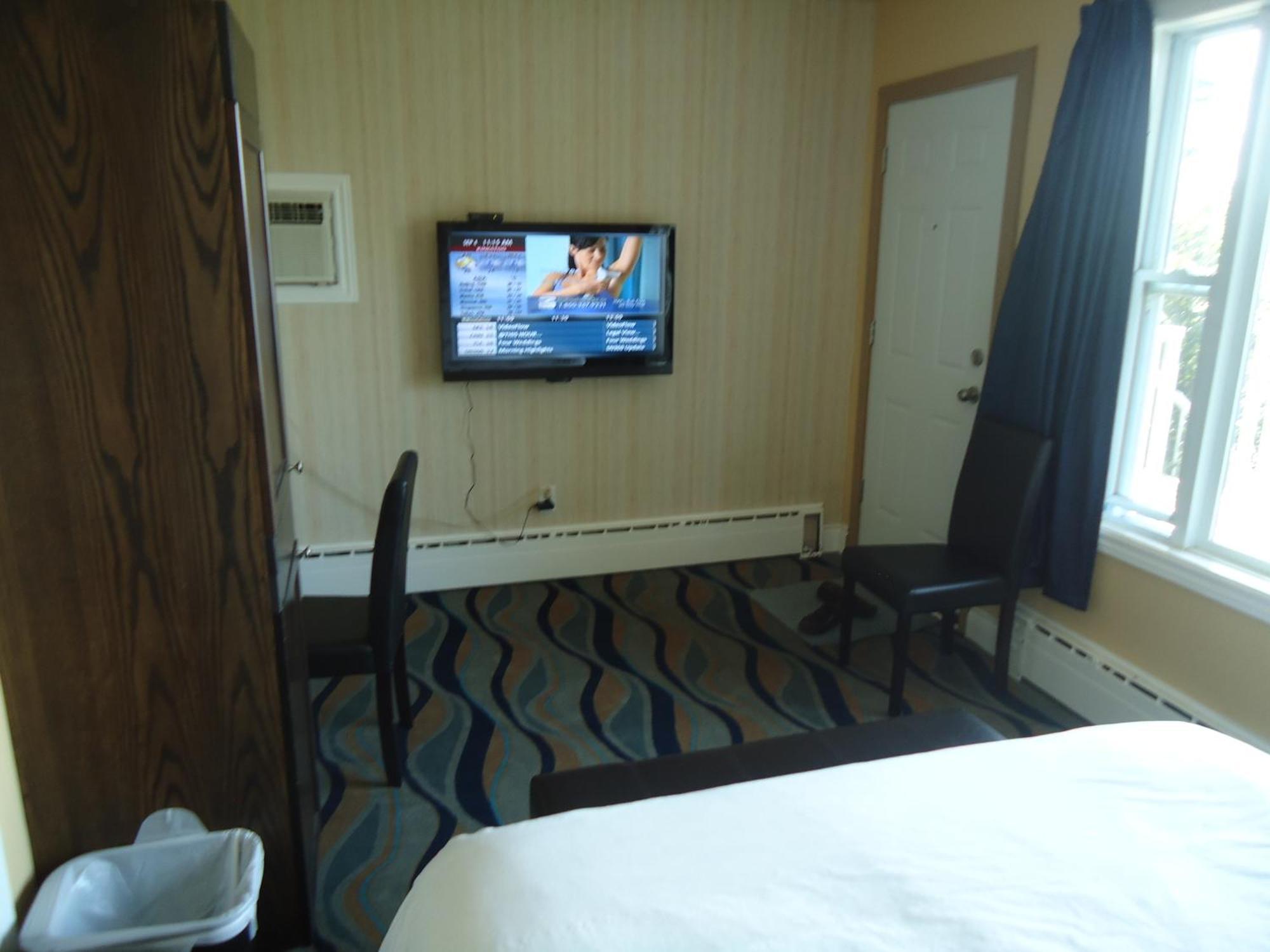 Bayside Inn & Waterfront Suites Кингстън Стая снимка