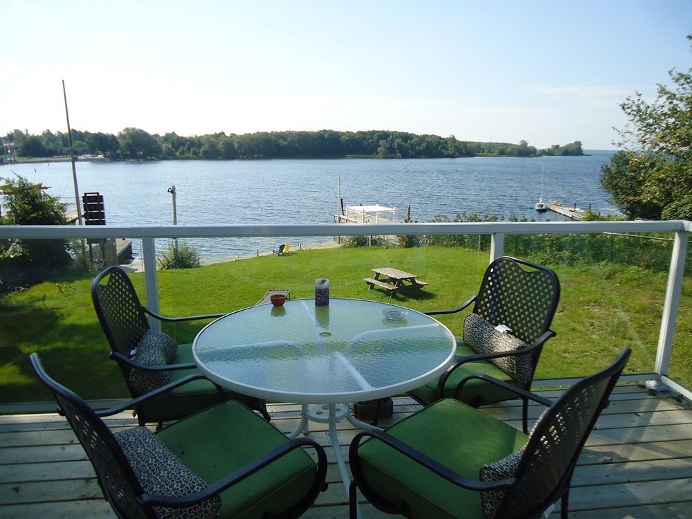 Bayside Inn & Waterfront Suites Кингстън Екстериор снимка