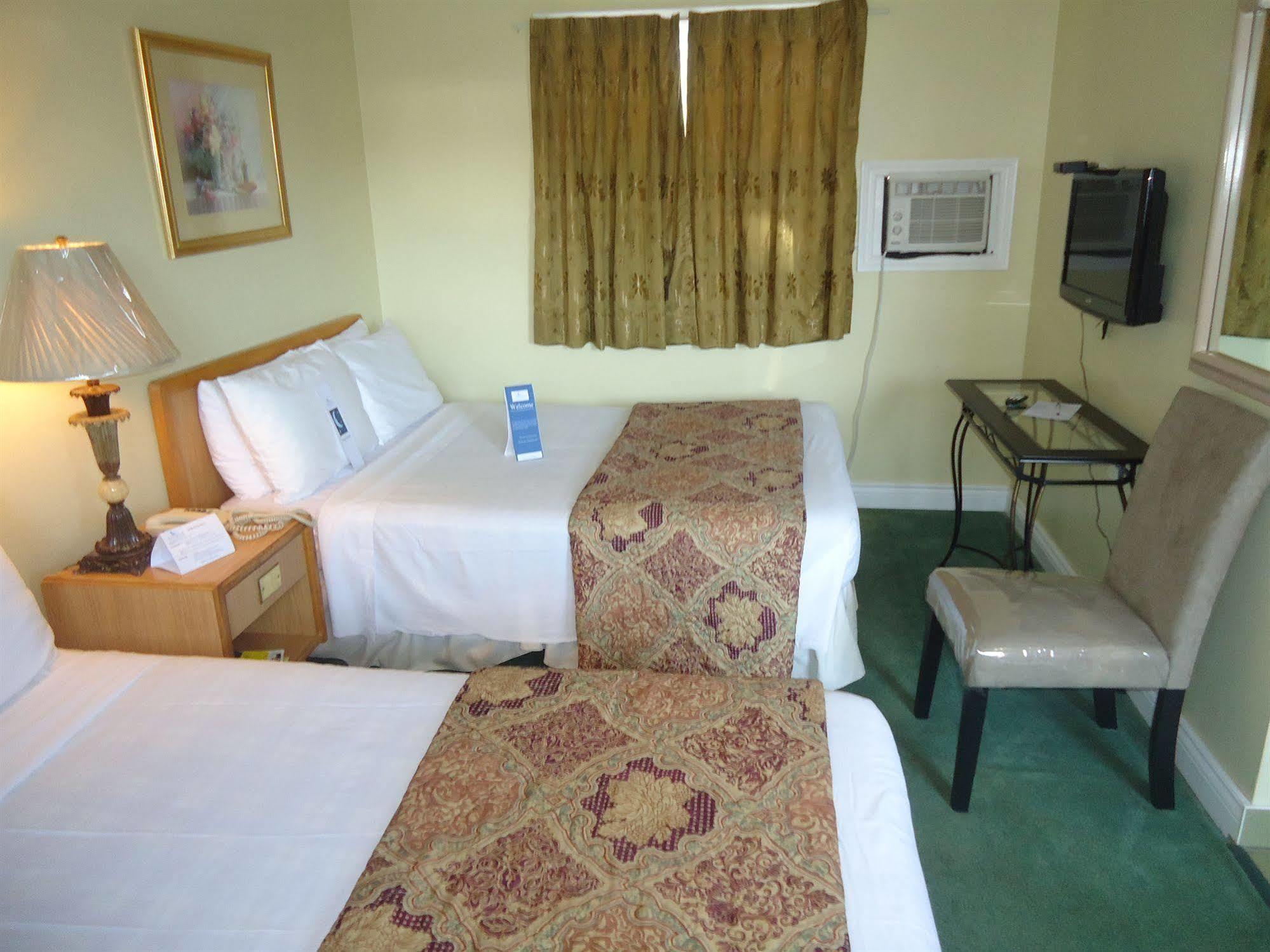 Bayside Inn & Waterfront Suites Кингстън Екстериор снимка