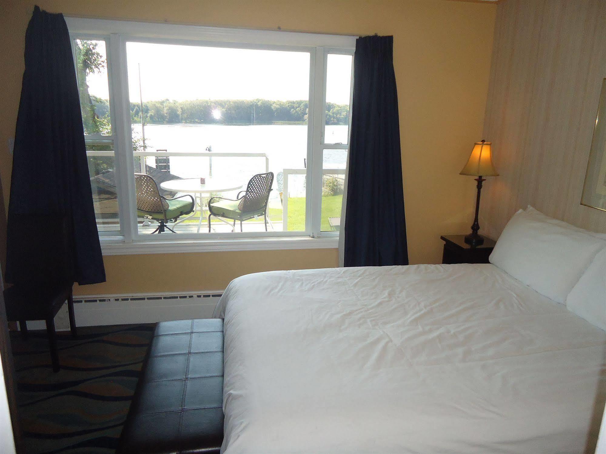 Bayside Inn & Waterfront Suites Кингстън Екстериор снимка
