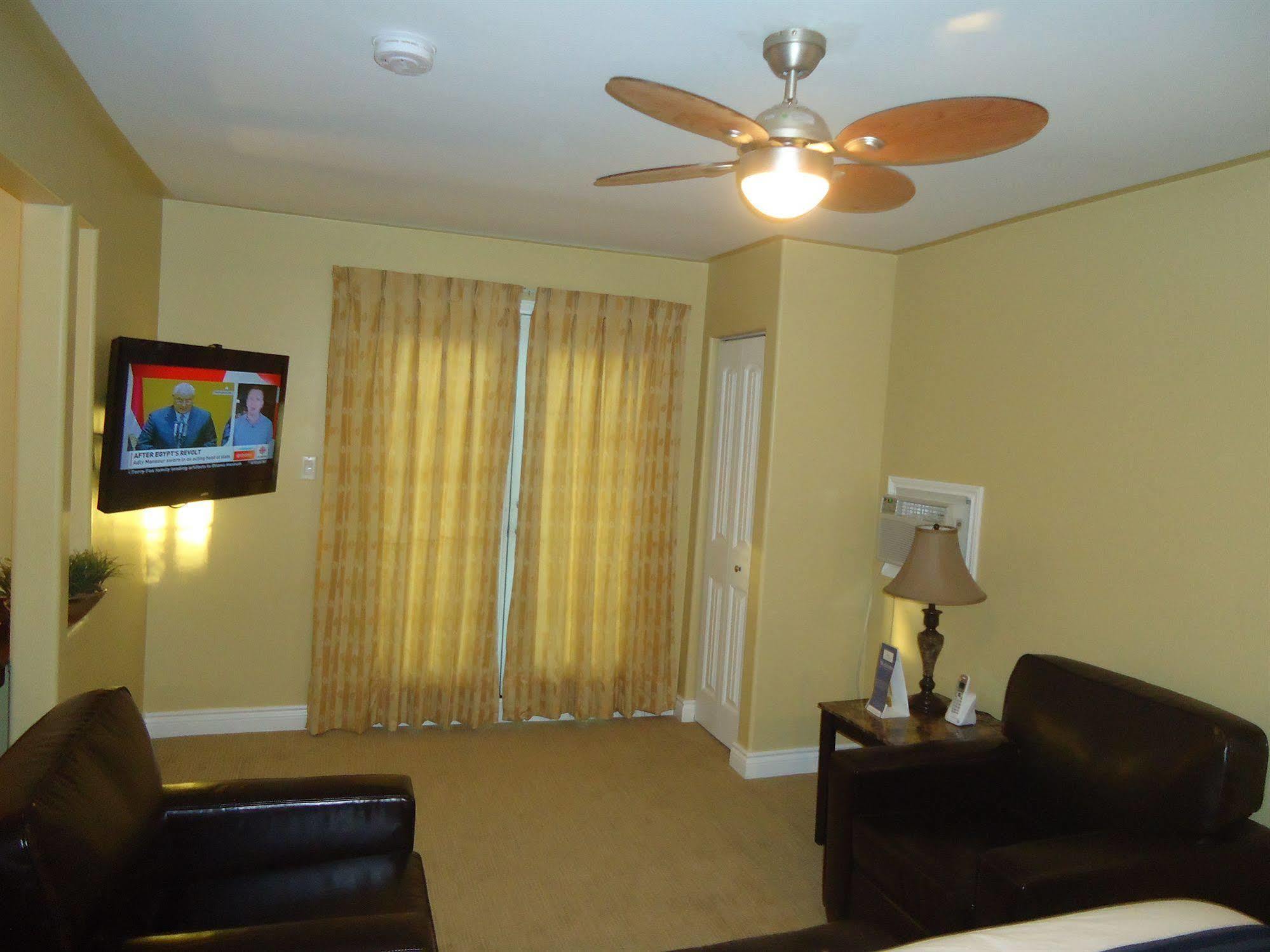 Bayside Inn & Waterfront Suites Кингстън Екстериор снимка