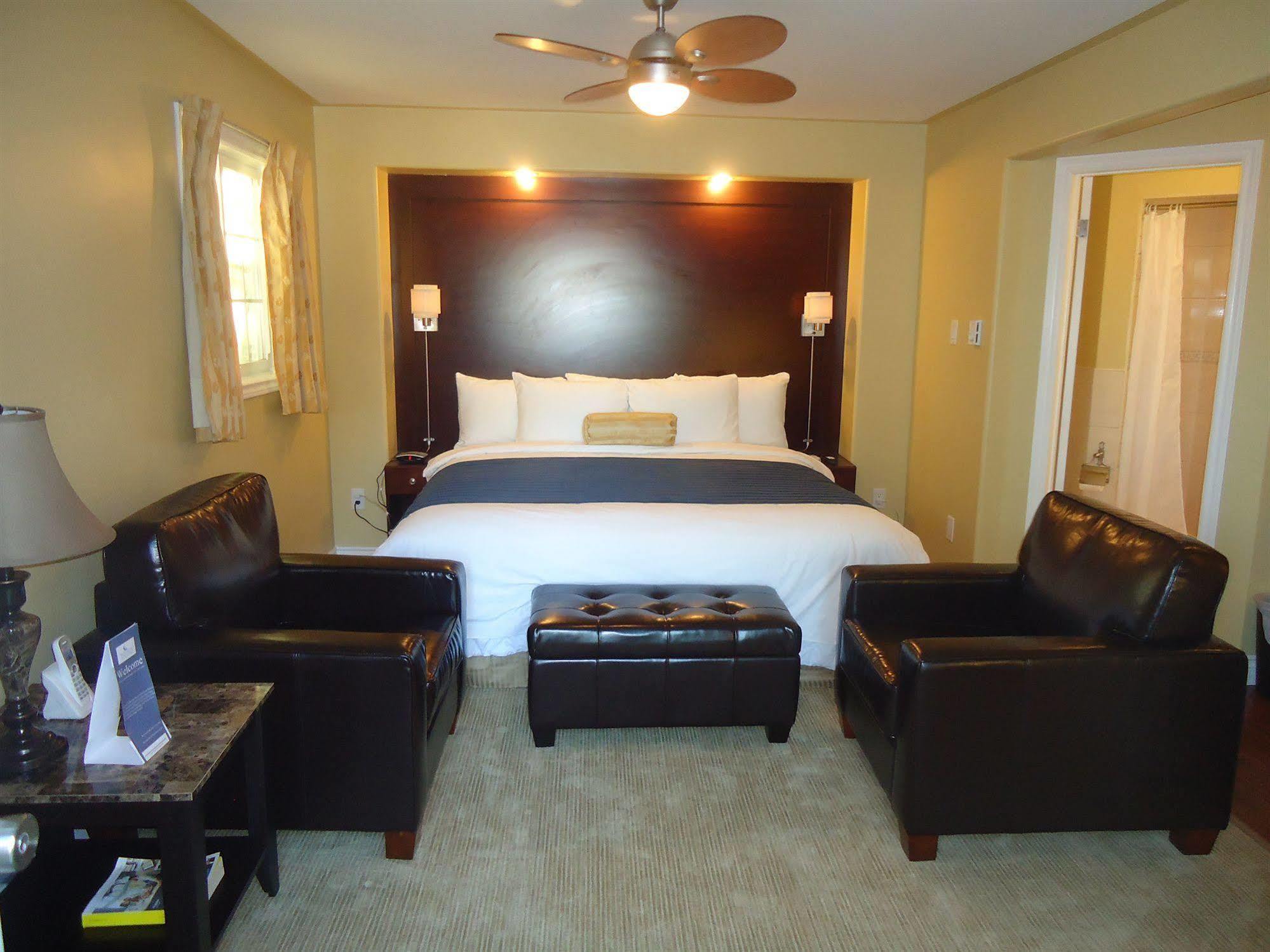 Bayside Inn & Waterfront Suites Кингстън Екстериор снимка