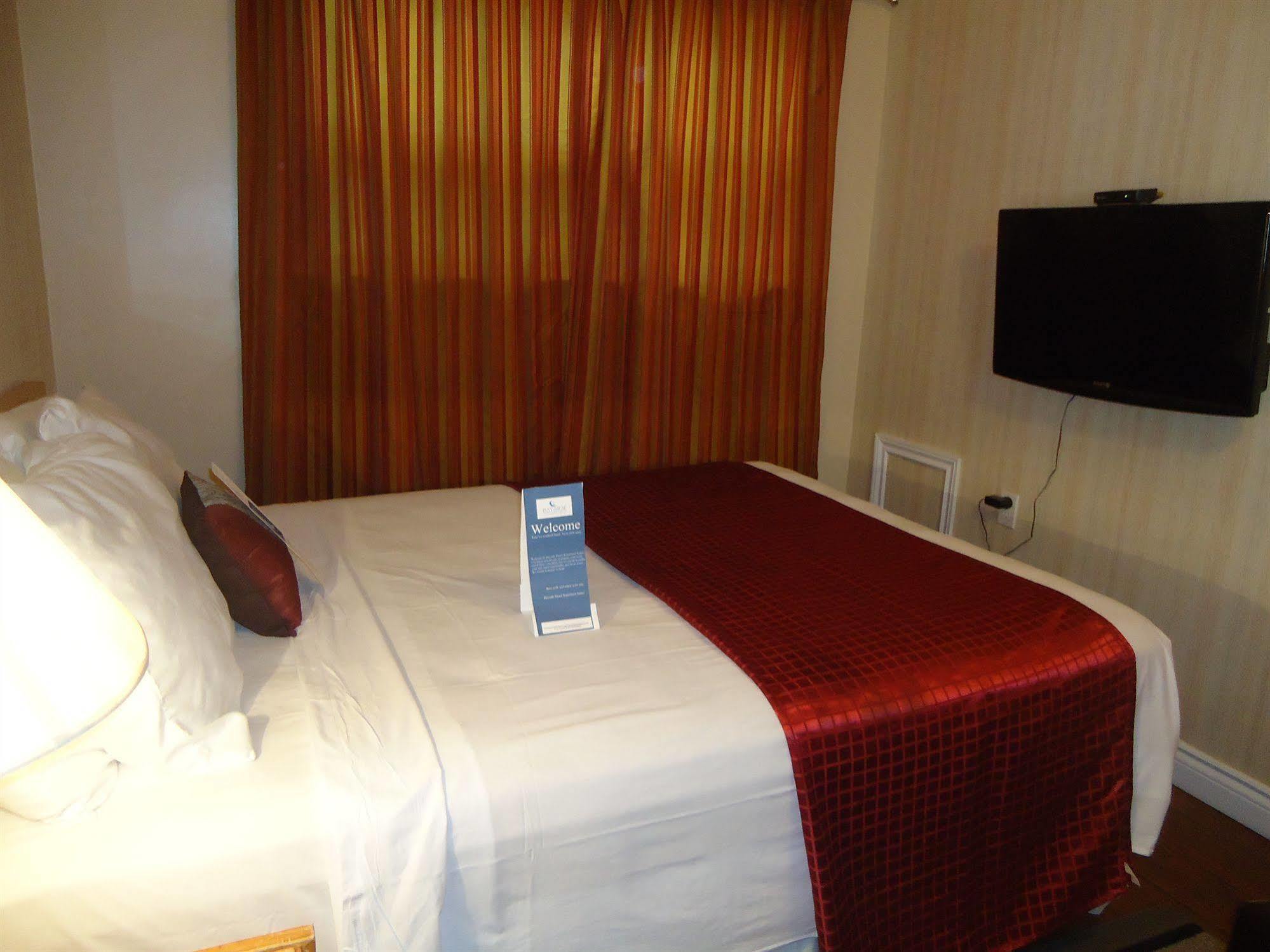Bayside Inn & Waterfront Suites Кингстън Екстериор снимка