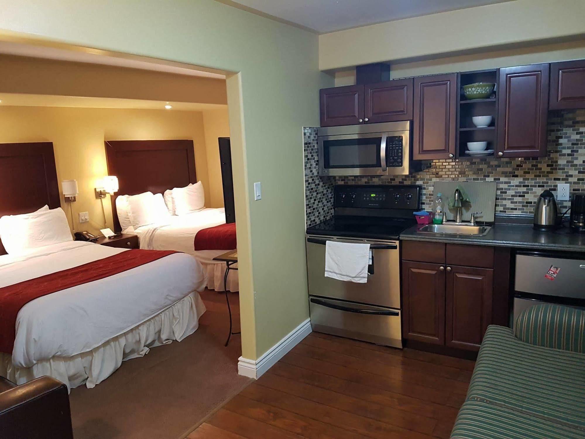 Bayside Inn & Waterfront Suites Кингстън Екстериор снимка