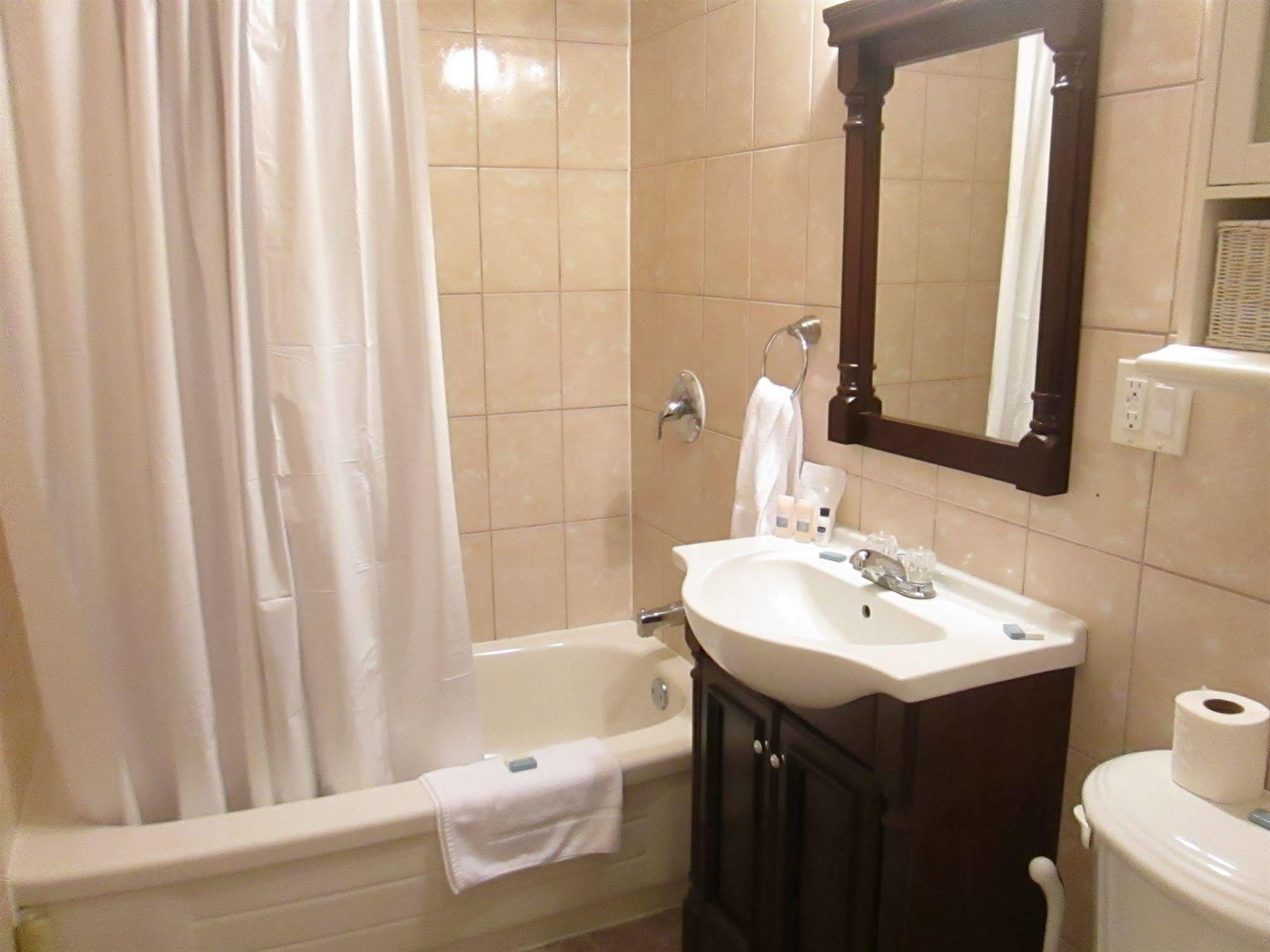 Bayside Inn & Waterfront Suites Кингстън Екстериор снимка