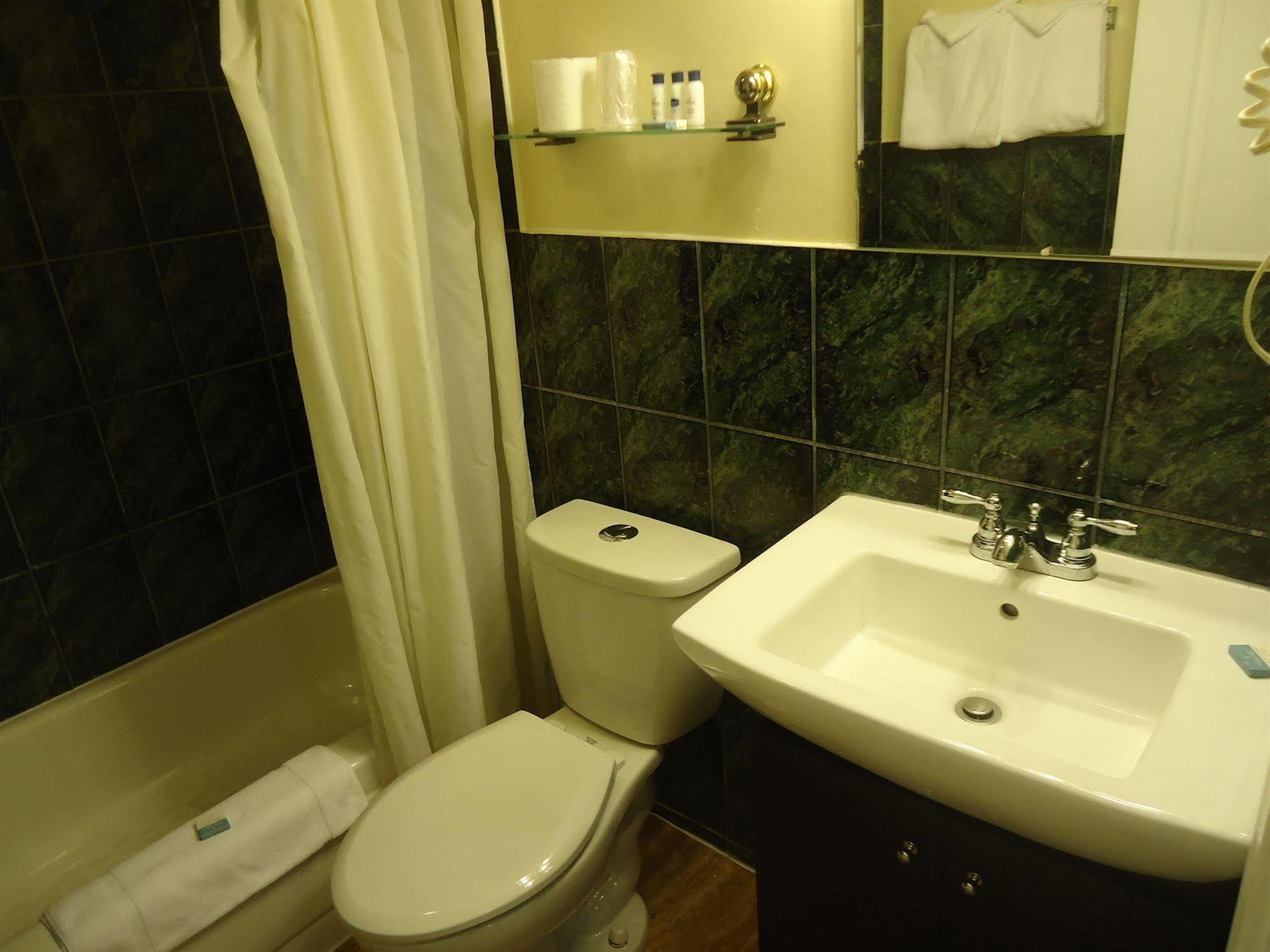 Bayside Inn & Waterfront Suites Кингстън Екстериор снимка