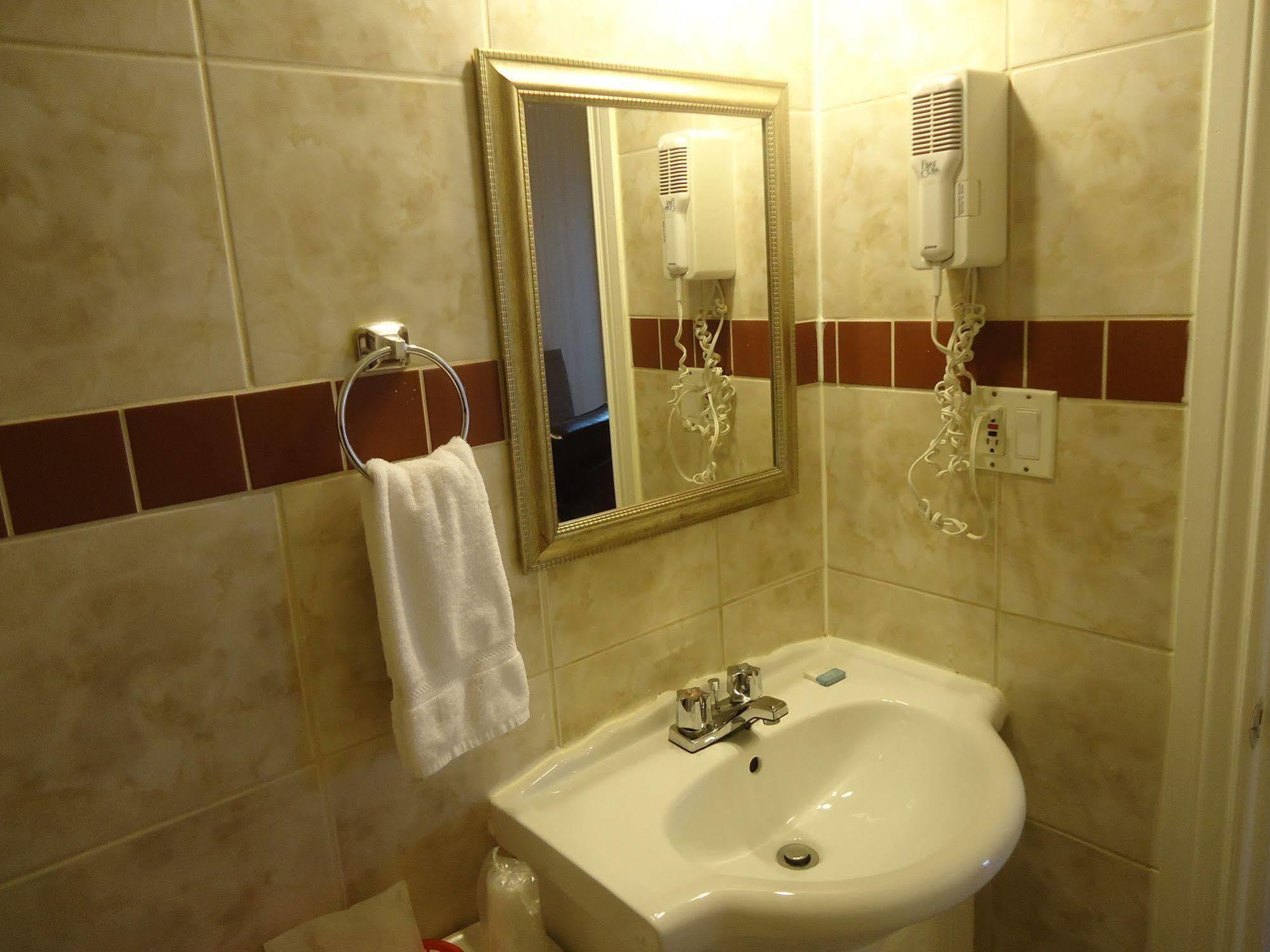 Bayside Inn & Waterfront Suites Кингстън Екстериор снимка
