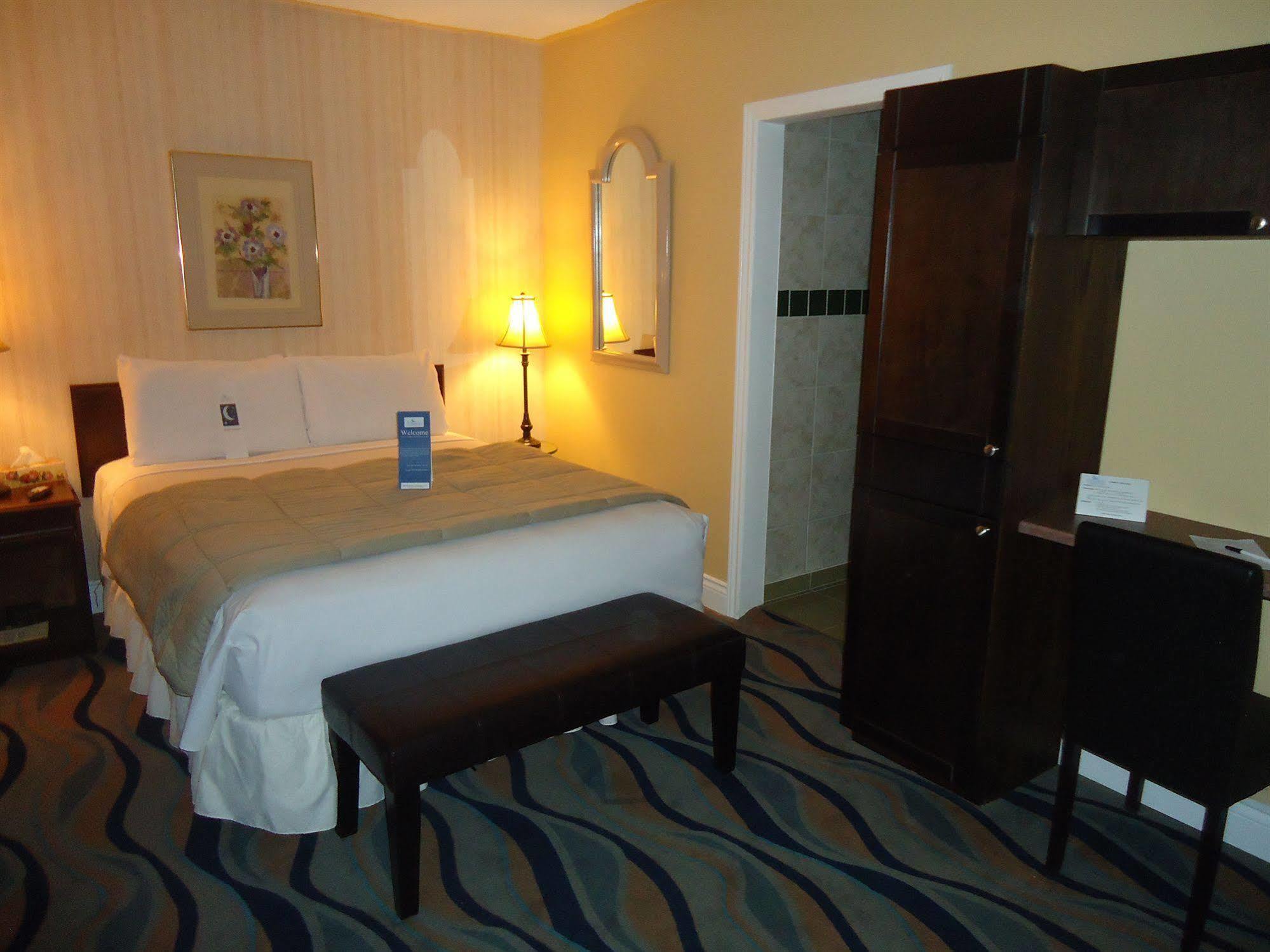 Bayside Inn & Waterfront Suites Кингстън Екстериор снимка