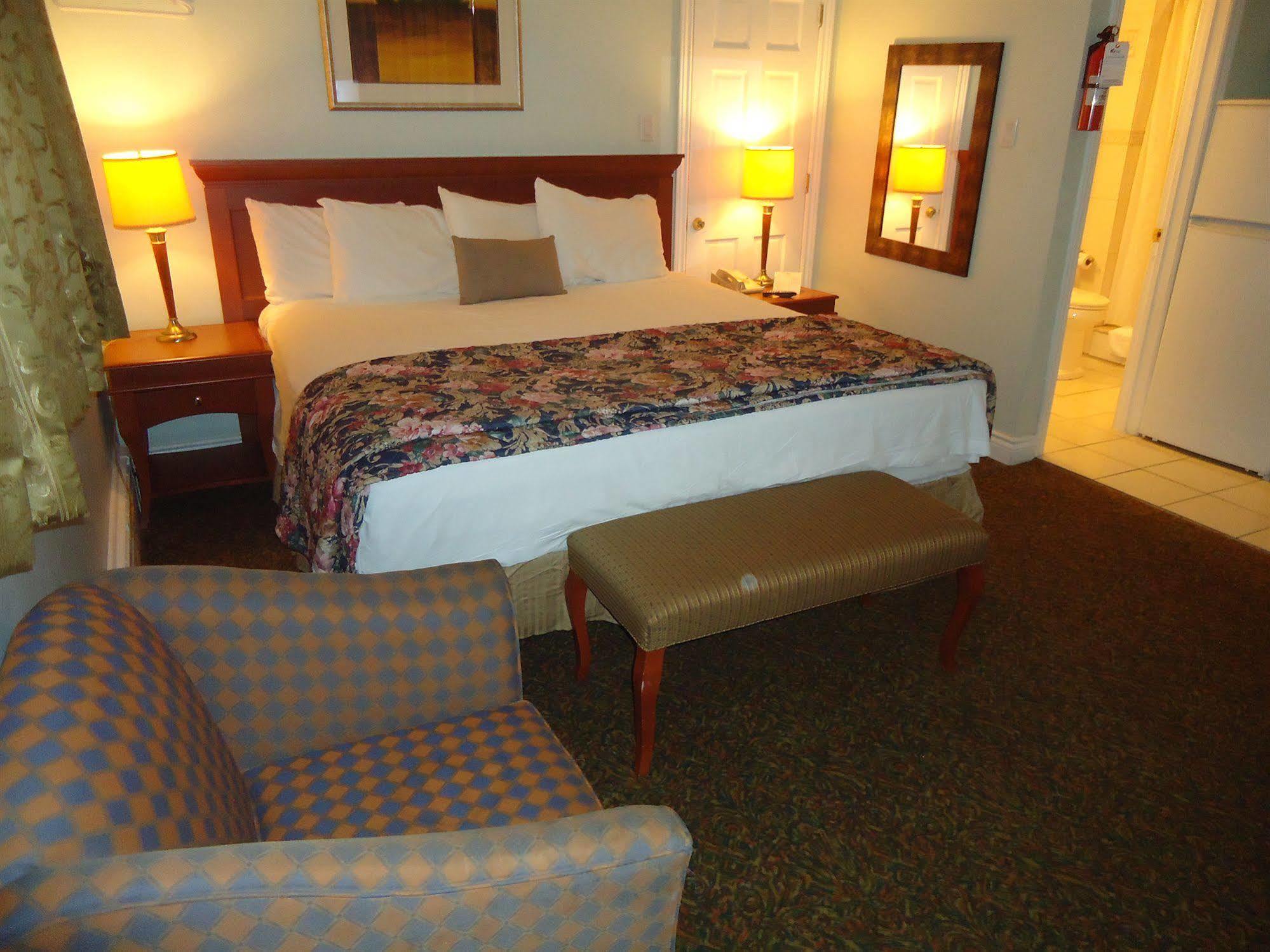 Bayside Inn & Waterfront Suites Кингстън Екстериор снимка