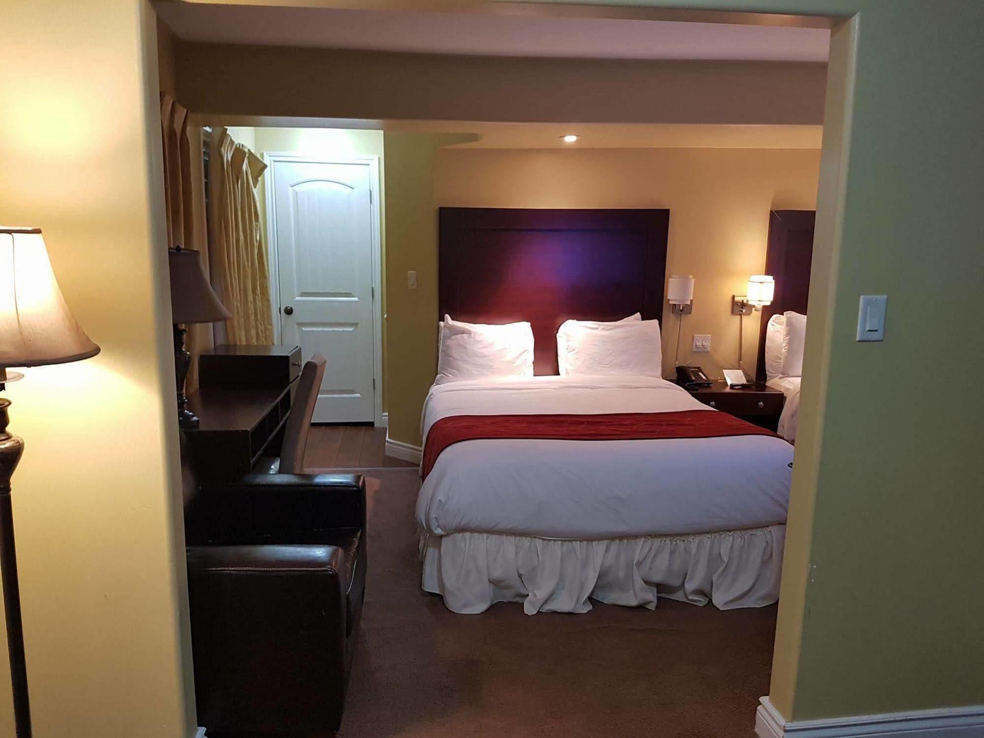 Bayside Inn & Waterfront Suites Кингстън Екстериор снимка