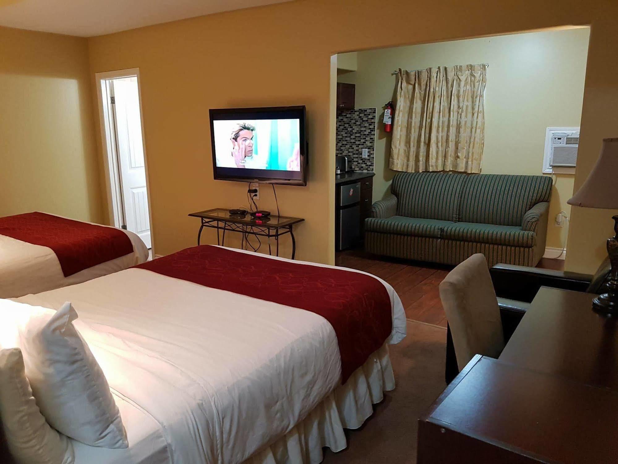 Bayside Inn & Waterfront Suites Кингстън Екстериор снимка