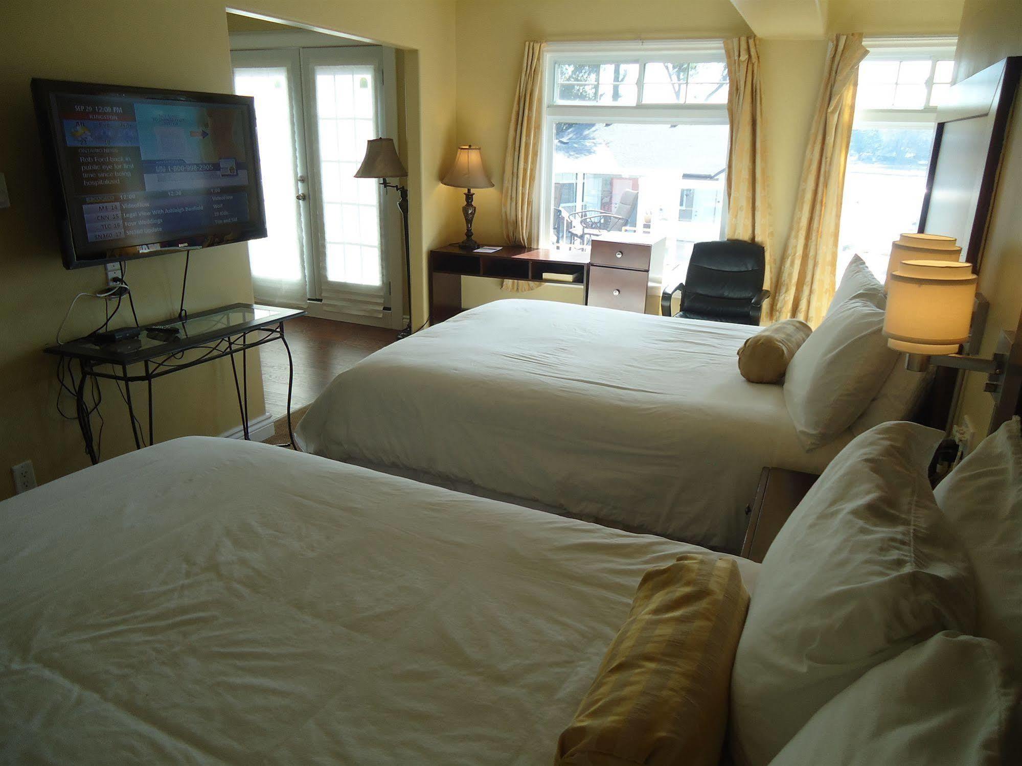 Bayside Inn & Waterfront Suites Кингстън Екстериор снимка