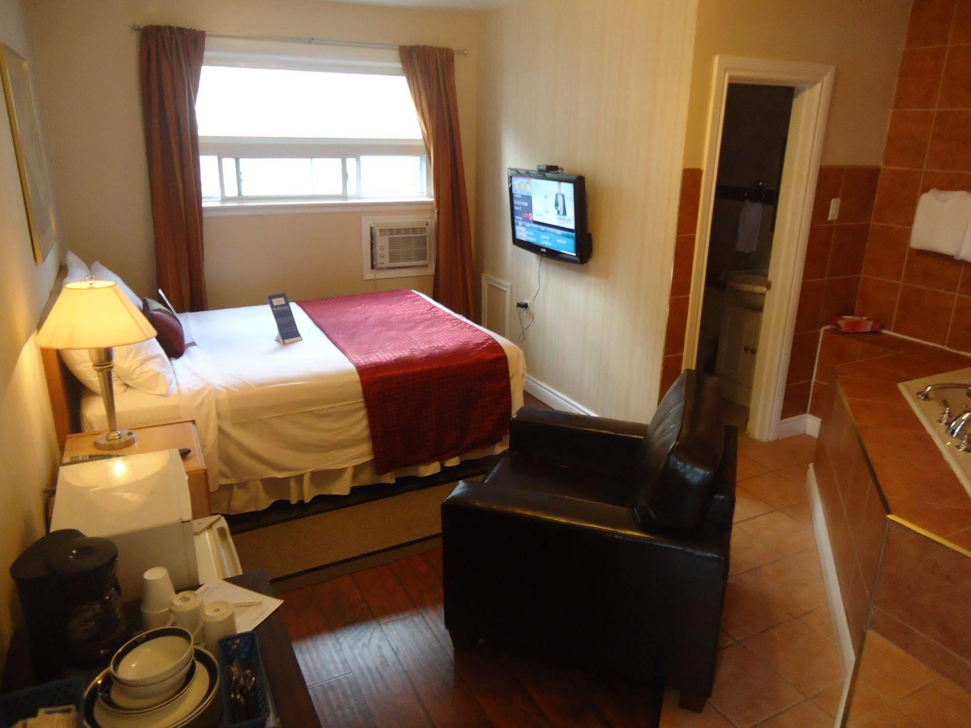 Bayside Inn & Waterfront Suites Кингстън Екстериор снимка