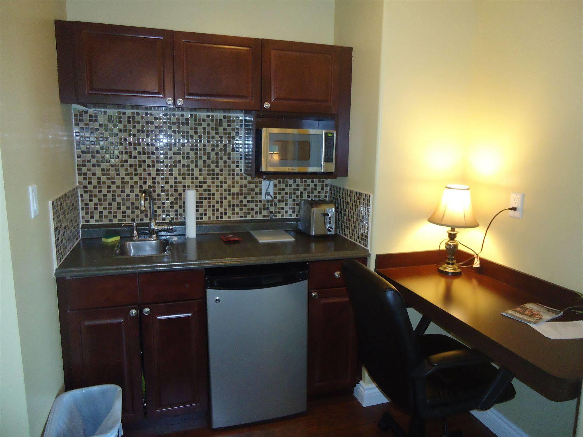 Bayside Inn & Waterfront Suites Кингстън Екстериор снимка