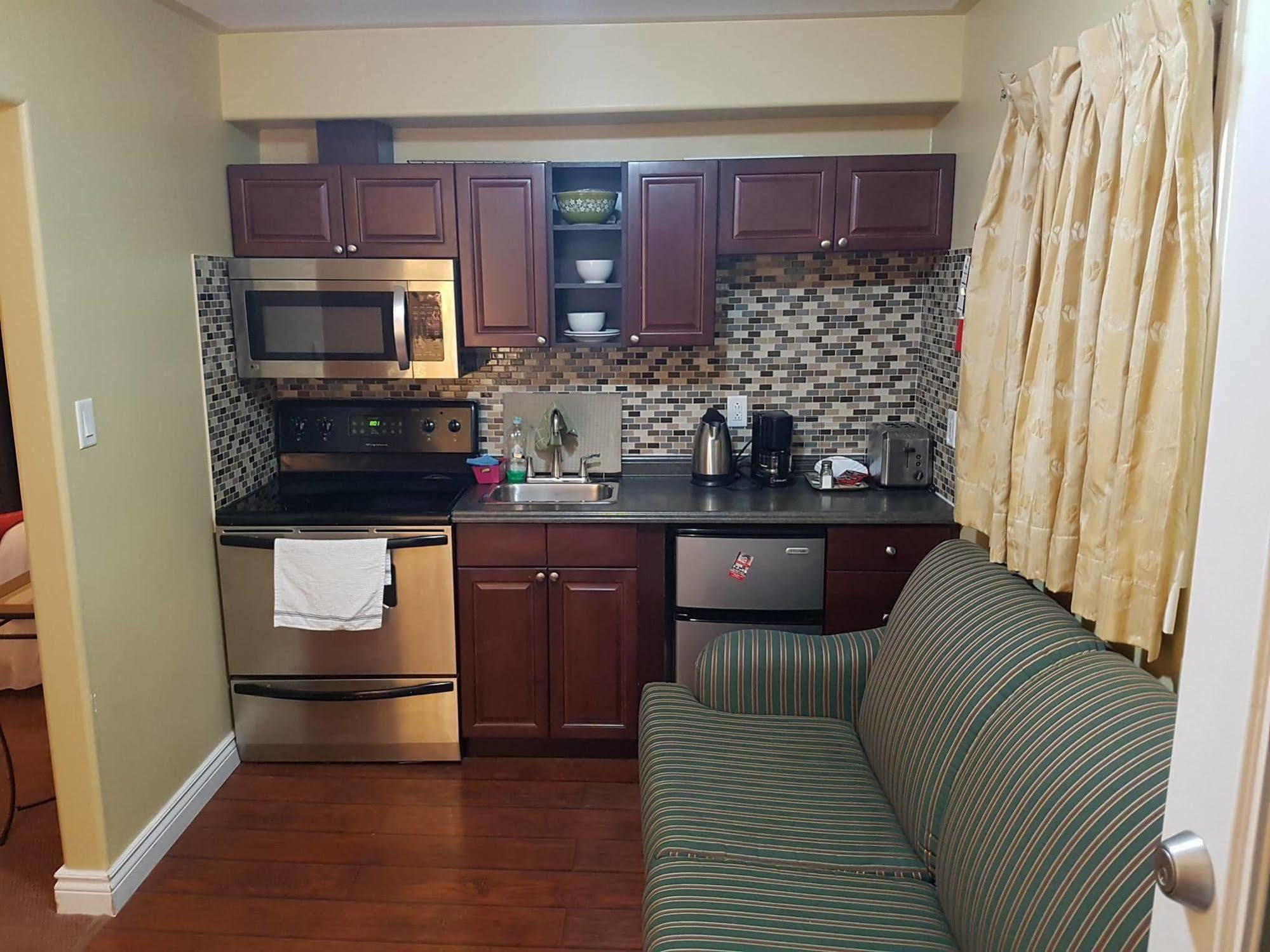 Bayside Inn & Waterfront Suites Кингстън Екстериор снимка