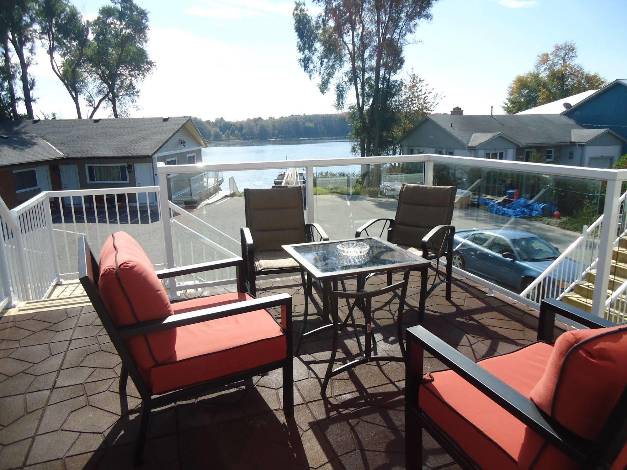 Bayside Inn & Waterfront Suites Кингстън Екстериор снимка