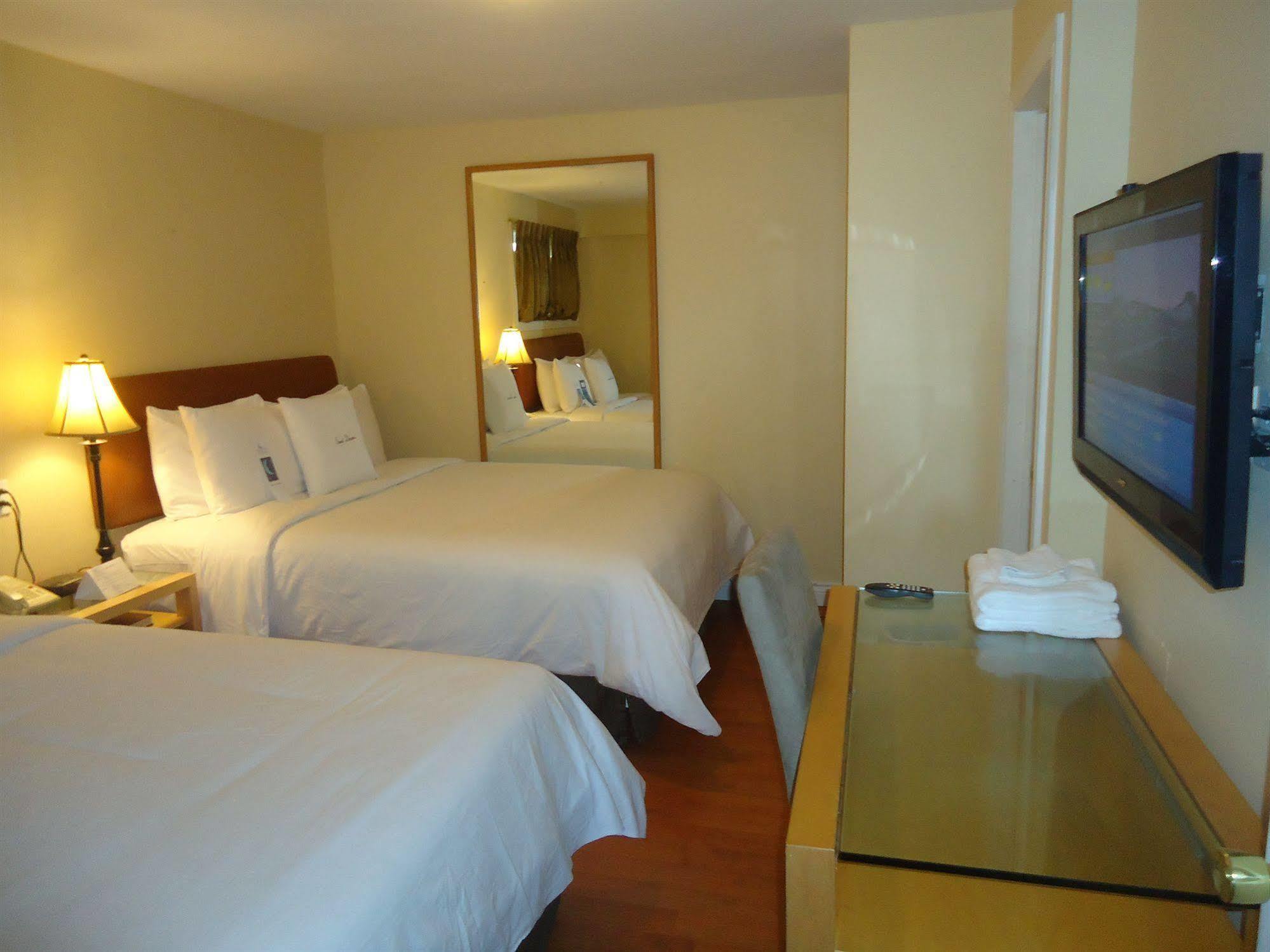 Bayside Inn & Waterfront Suites Кингстън Екстериор снимка